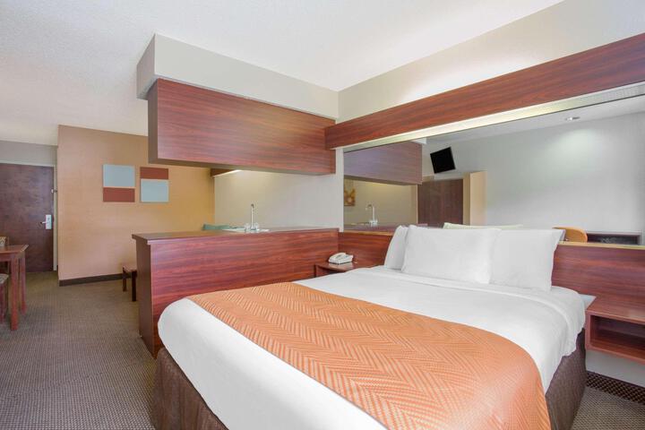 1 Queen Bed (15 of 20)