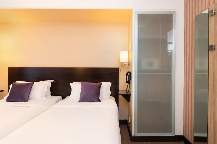 Room 26 of 106