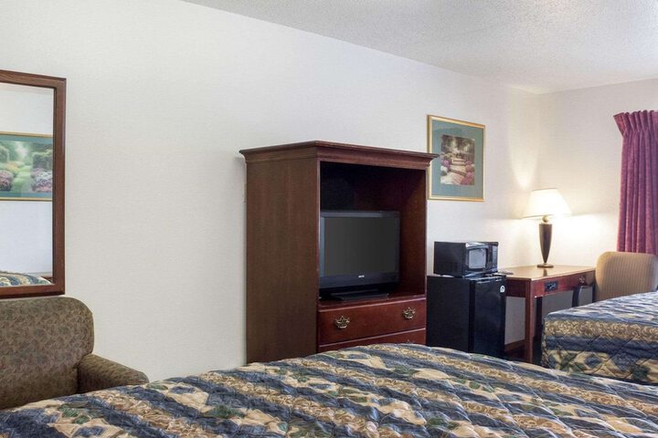 1 Queen Bed (2 of 9)