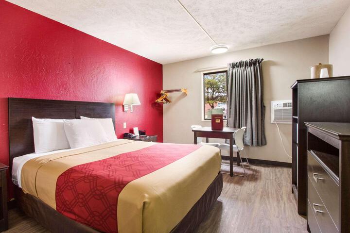 1 Queen Bed (8 of 13)