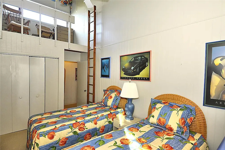 Room 4 of 16