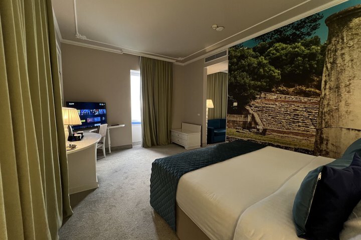 Room 33 of 164