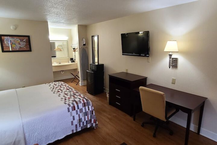 Room 4 of 18