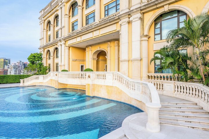 Hotel with Pool