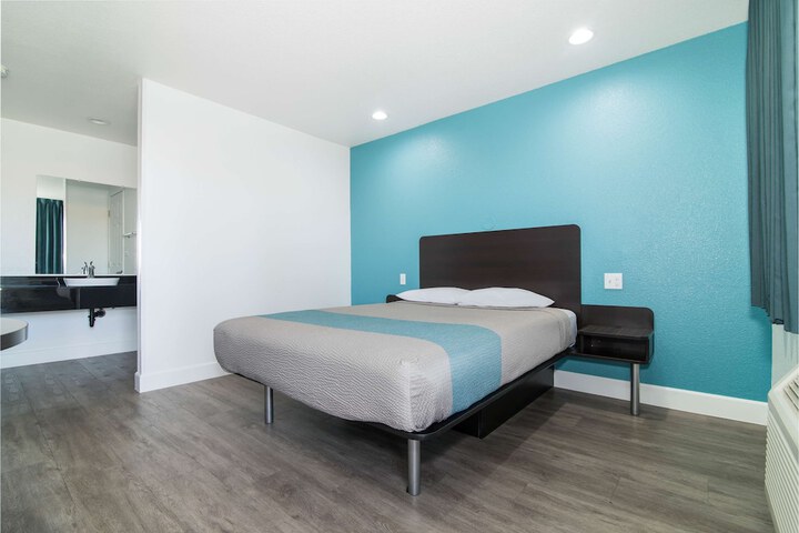 1 Queen Bed Micfridge (1 of 5)