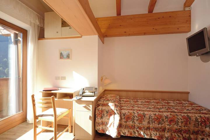 Room 4 of 28