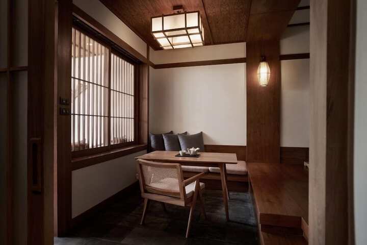 Room 43 of 193