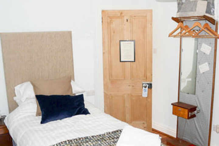 Room 17 of 40