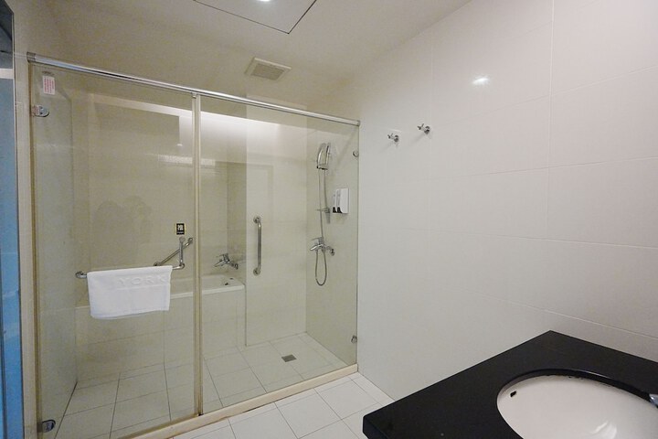 Room 42 of 61