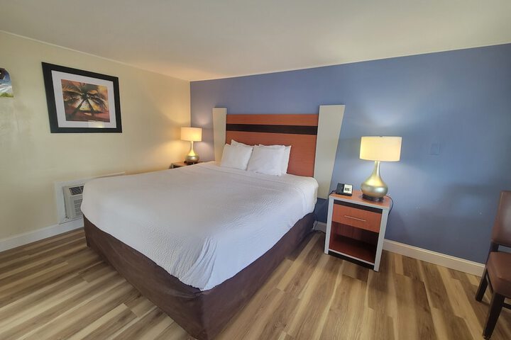 1 King Bed (3 of 7)