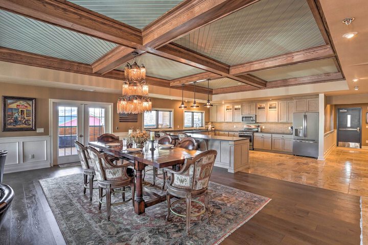Main Street Strugis Apt w / High-end Features