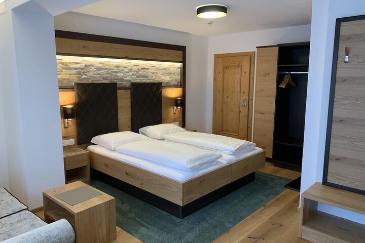 Room 3 of 40