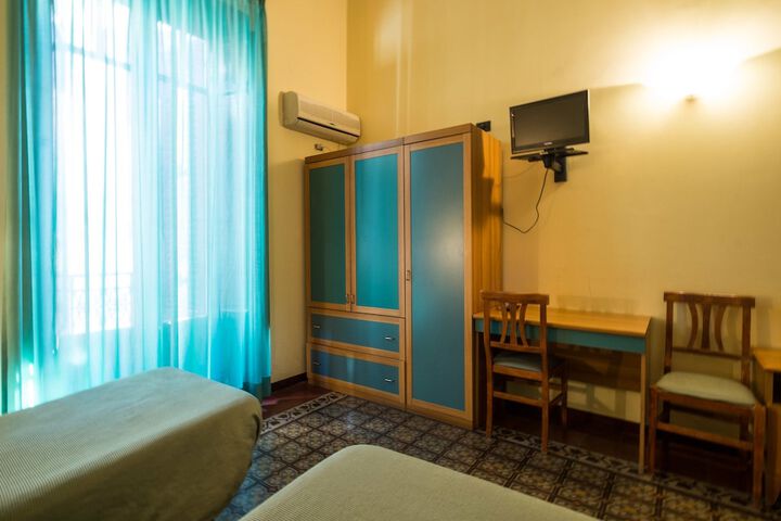 Room 4 of 36