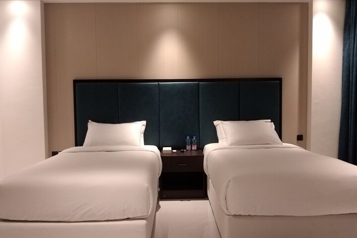 Room 6 of 13