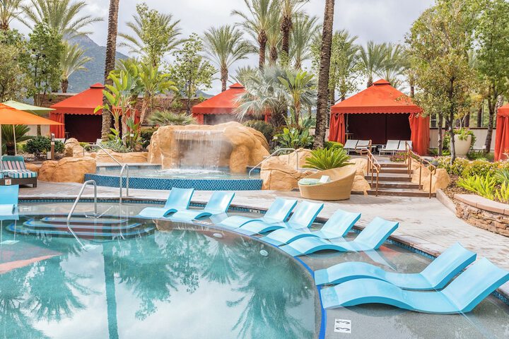 Swim-up bar