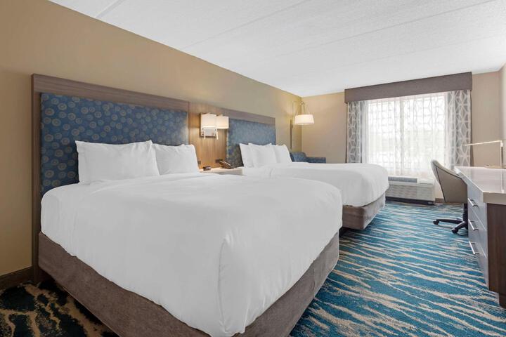 2 Queen Beds (7 of 10)