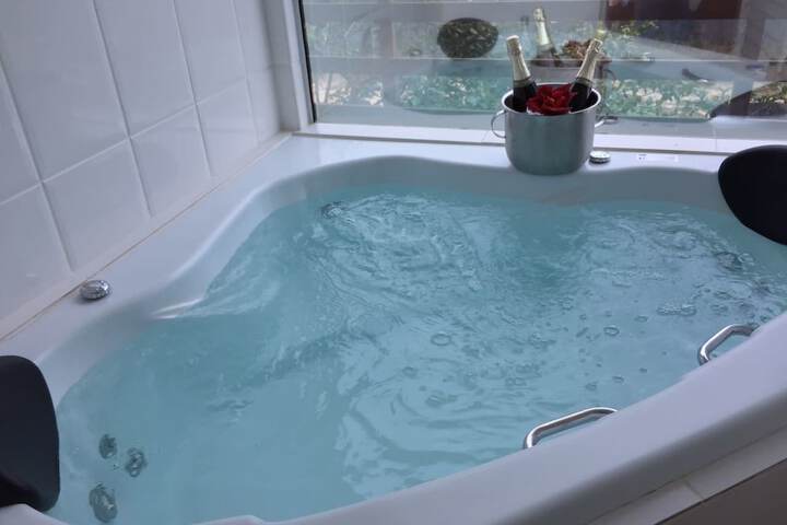 Jetted tub
