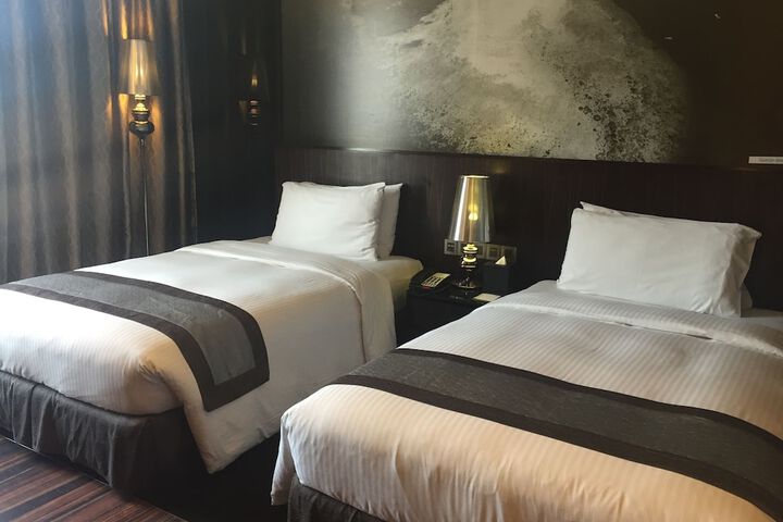 Room 7 of 77