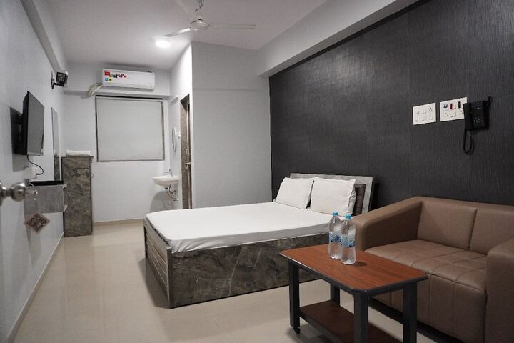 Room 5 of 9