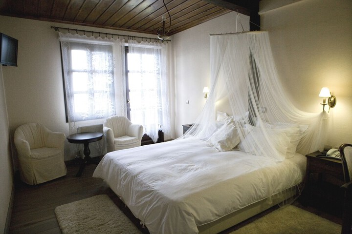 Room 12 of 74