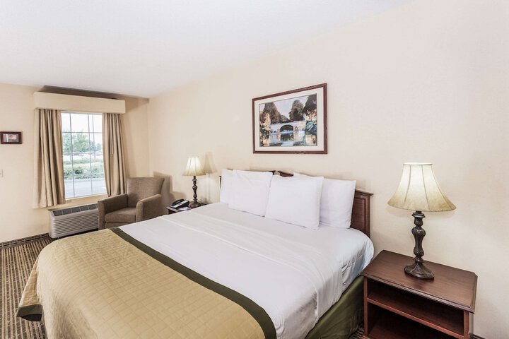 1 King Bed (2 of 6)