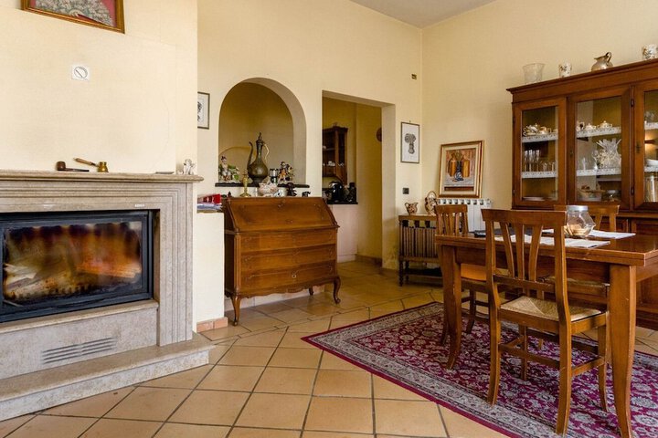 Lounge 8 of 12