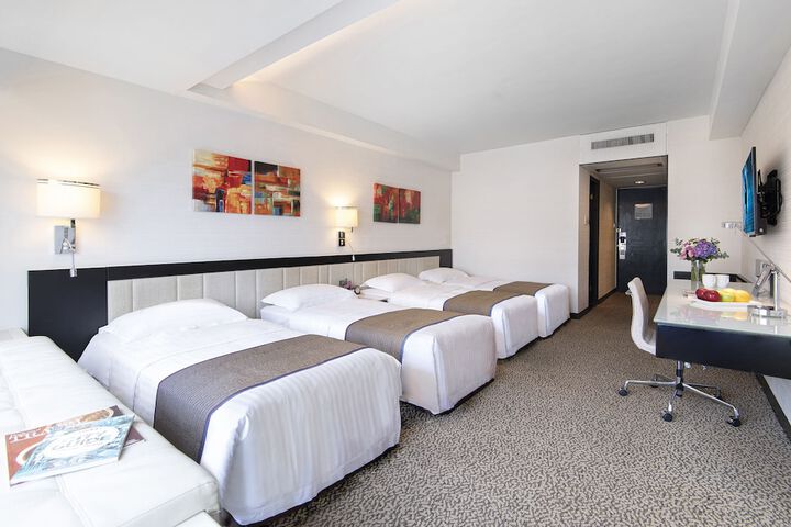 Room 18 of 106