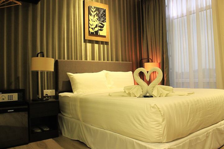 Room 8 of 33