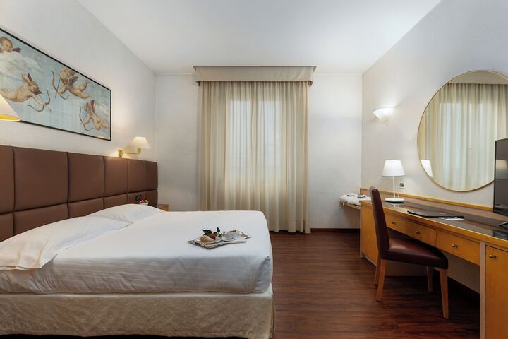 Room 32 of 76