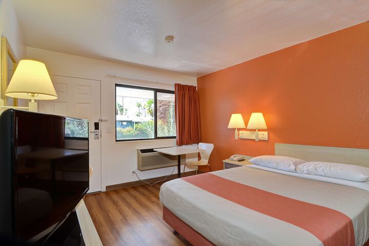 1 Queen Bed (3 of 23)