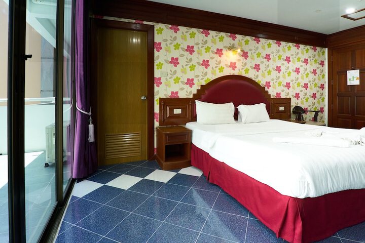 Room 16 of 136