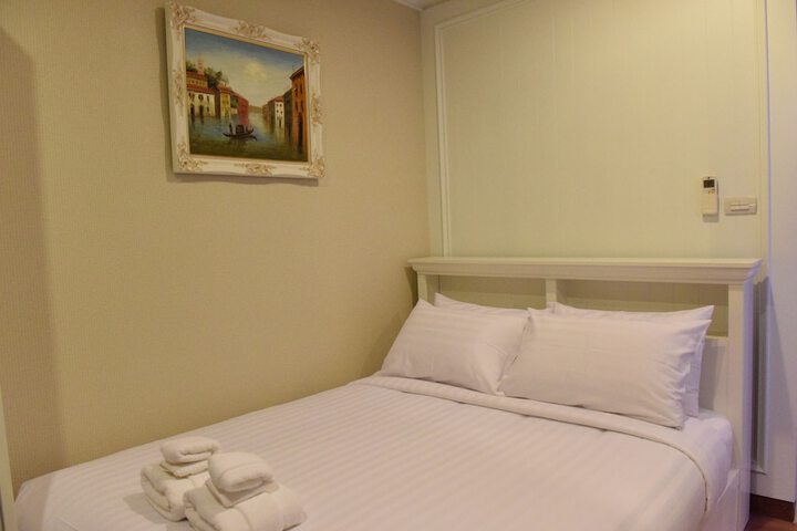 Room 8 of 294