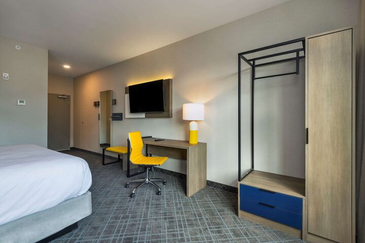 1 King Bed (6 of 11)