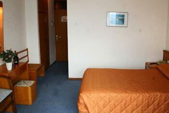 Room 6 of 41