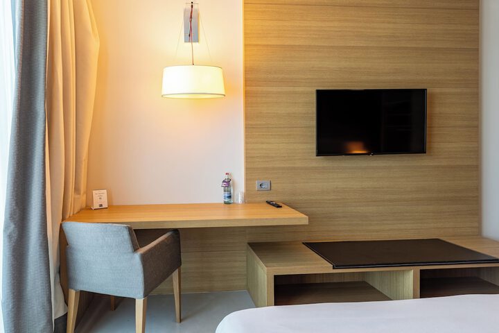 Room 15 of 77