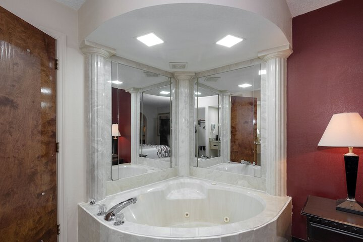 ADA Deluxe King with Roll in Shower (6 of 8)