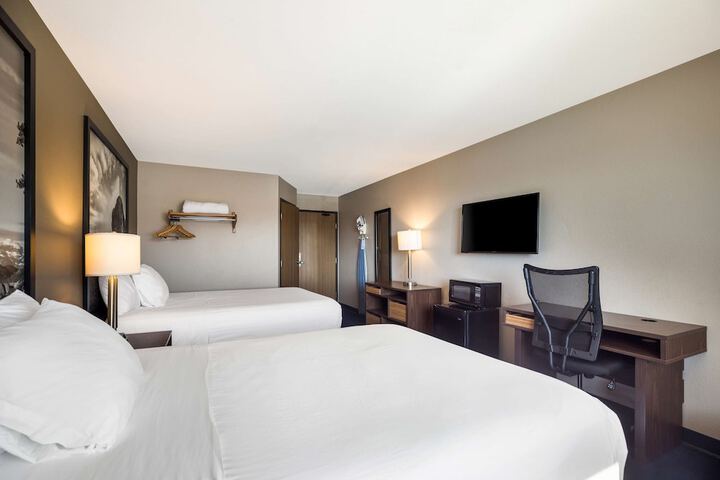 1 Queen Bed Accesible (13 of 17)