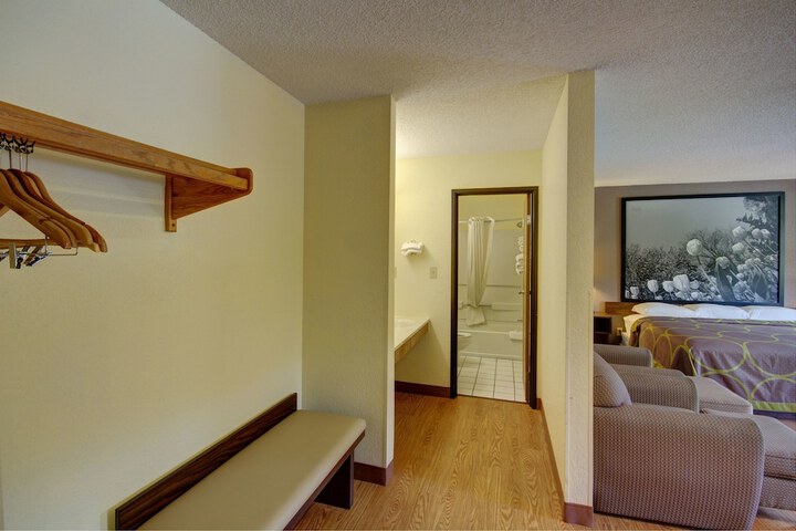 1 King Bed Suite (3 of 6)
