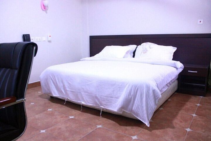 Room 3 of 32