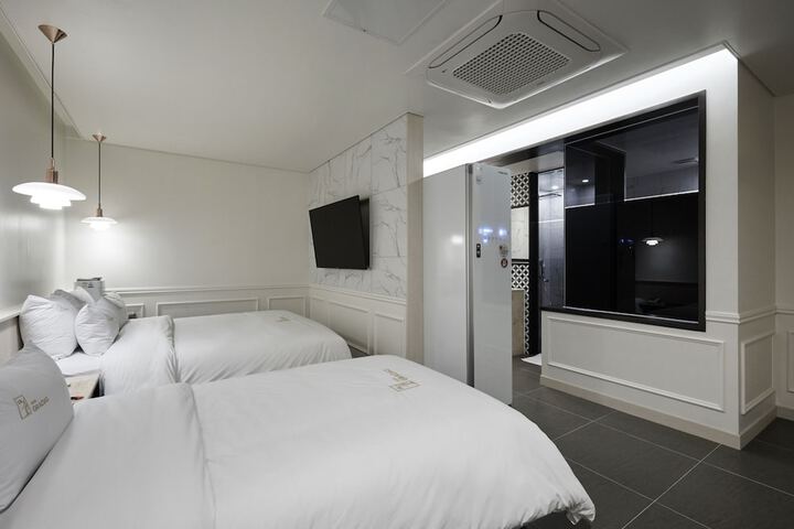 Room 9 of 110