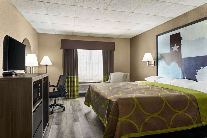 1 King Bed (9 of 11)
