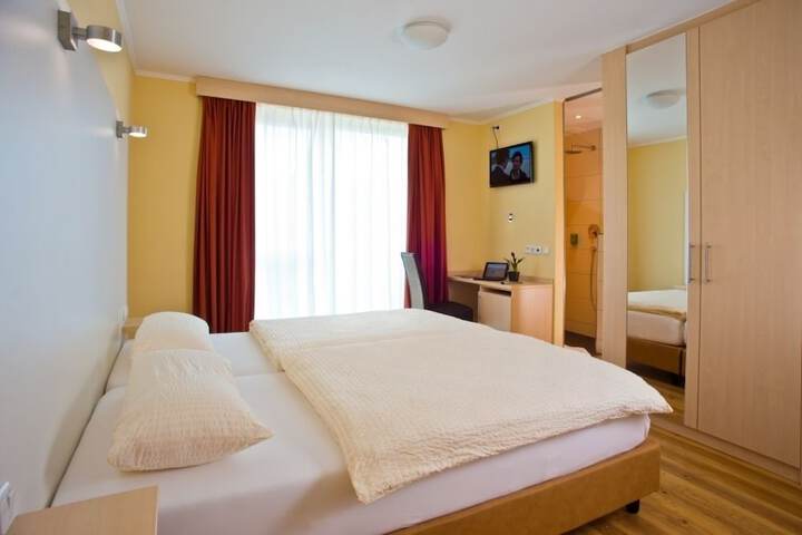 Room 2 of 28