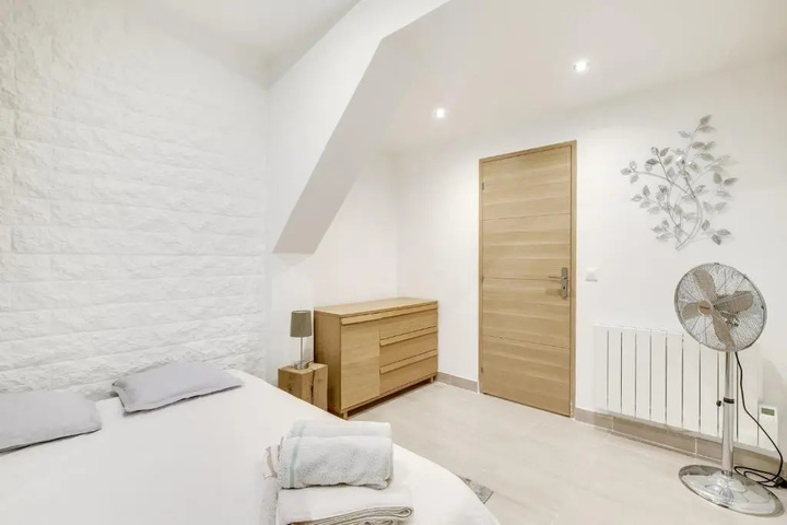 Room 5 of 12