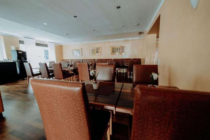 Dining 36 of 54