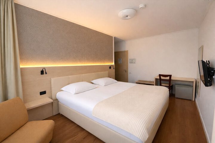Room 41 of 85