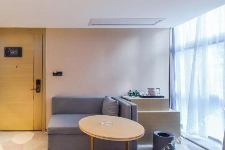 Lavande Hotel (Chongqing Jiefangbei Pedestrian Street Hongyadong Branch)