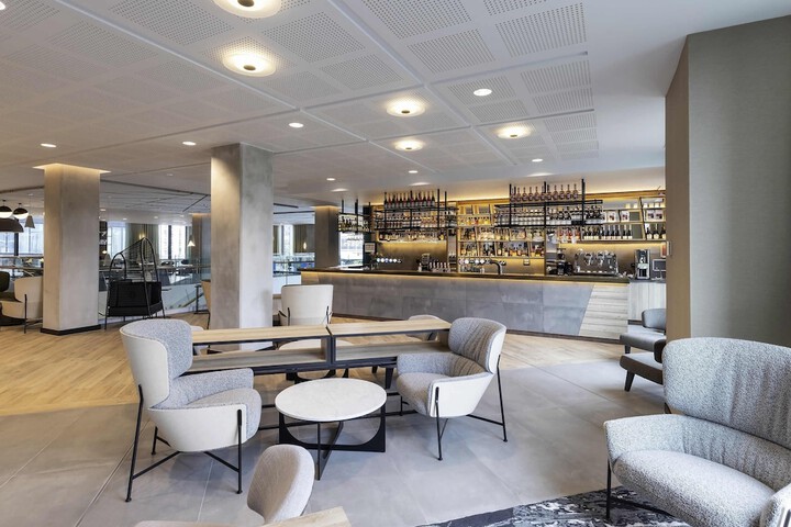 Lounge 77 of 94