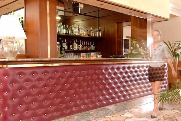 Lounge 34 of 54