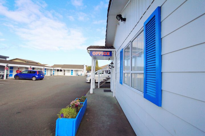 Check-in/check-out kiosk