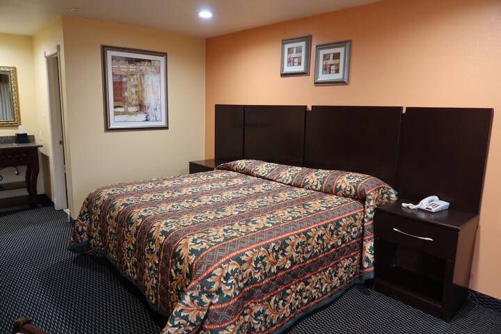 Classic Single Room 1 King Bed (7 of 7)